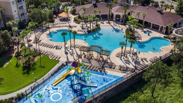 Ein Resort mit einem großen zentralen Pool, einem Wasserpark und mehreren Gästegebäuden.