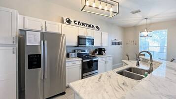 House, 5 Bedrooms | Private kitchen