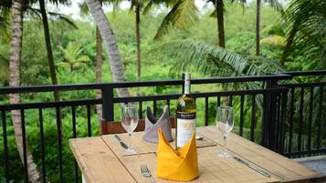 Habitación doble Deluxe | 1 habitación, minibar y caja de seguridad en la habitación