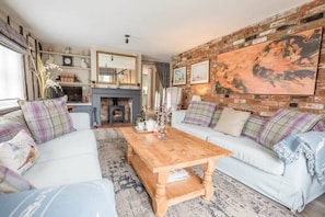 TV, fireplace - St Margaret's Cottage, Laxfield (Woodbridge)