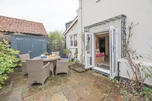 Outdoor dining - St Margaret's Cottage, Laxfield (Woodbridge)