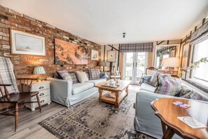 TV, fireplace - St Margaret's Cottage, Laxfield (Woodbridge)