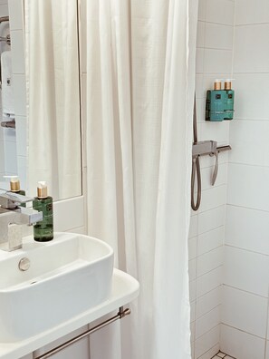 Shower, hair dryer, heated floors, towels - Hallfreda Hotel (Visby)