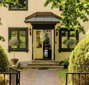 Front of property - Hallfreda Hotel (Visby)