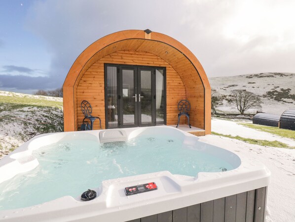 Cottage | Outdoor spa tub - Rowan (Ulverston)