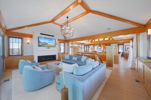 Smart TV, fireplace - Beachfront in Seaside w/Incredible Gulf Views, Pet Friendly + 2 Adult Bikes! (Santa Rosa Beach)