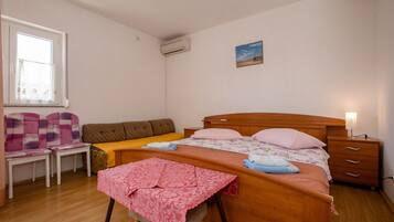 3 bedrooms, in-room safe, iron/ironing board, WiFi