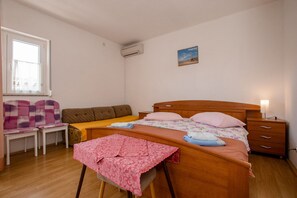 3 bedrooms, in-room safe, iron/ironing board, WiFi