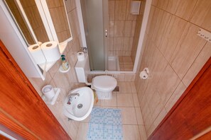Een douche, een haardroger, handdoeken, zeep