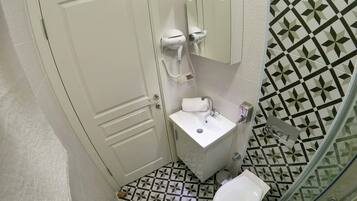 Buồng tắm vòi sen, máy sấy tóc, khăn tắm, giấy vệ sinh