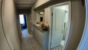 Geladeira, micro-ondas, talheres/pratos/utensílios de cozinha