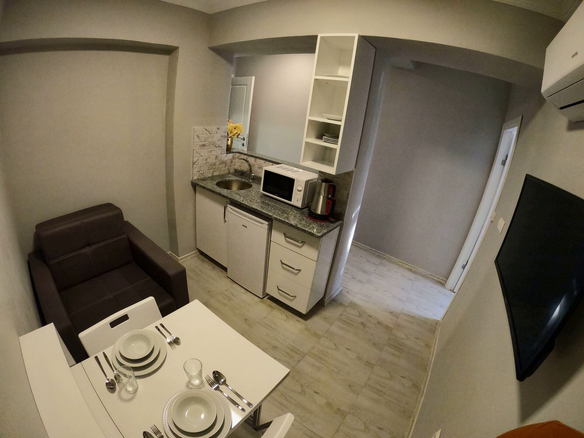 Een 32-inch smart-tv met satellietzenders en een televisie