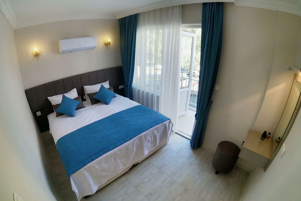 Standaard kamer, 1 queensize bed met slaapbank | 1 slaapkamer, een kluis op de kamer, een bureau, een laptopwerkplek