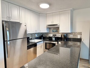 Geladeira, micro-ondas, fogão, cooktop