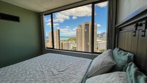 1 bedroom, iron/ironing board, free WiFi, bed sheets - One Bedroom at the Chateau Waikiki with Ocean Views and Free Parking (Honolulu)