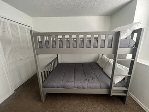 4 bedrooms, iron/ironing board, free WiFi - Beautiful house just 12min from Disney World! (Kissimmee)