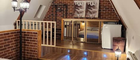 1 chambre, fer et planche à repasser, lit de bébé portatif