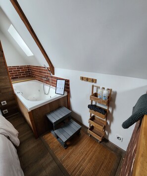 Bañera de hidromasaje, secador de pelo, toallas, jabón