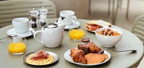 Daily buffet breakfast for a fee - Hôtel La Prison (Béziers)