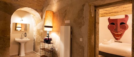 Atypique | 1 bedroom, premium bedding, pillowtop beds, in-room safe
