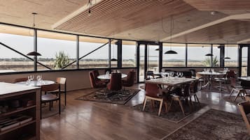 Se sirven desayunos, comidas y cenas con mesas al aire libre