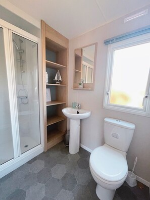 Hårføner, håndklær, såpe og toalettpapir