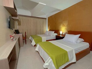 Standard Triple Room | Ruang tamu | TV skrin rata 