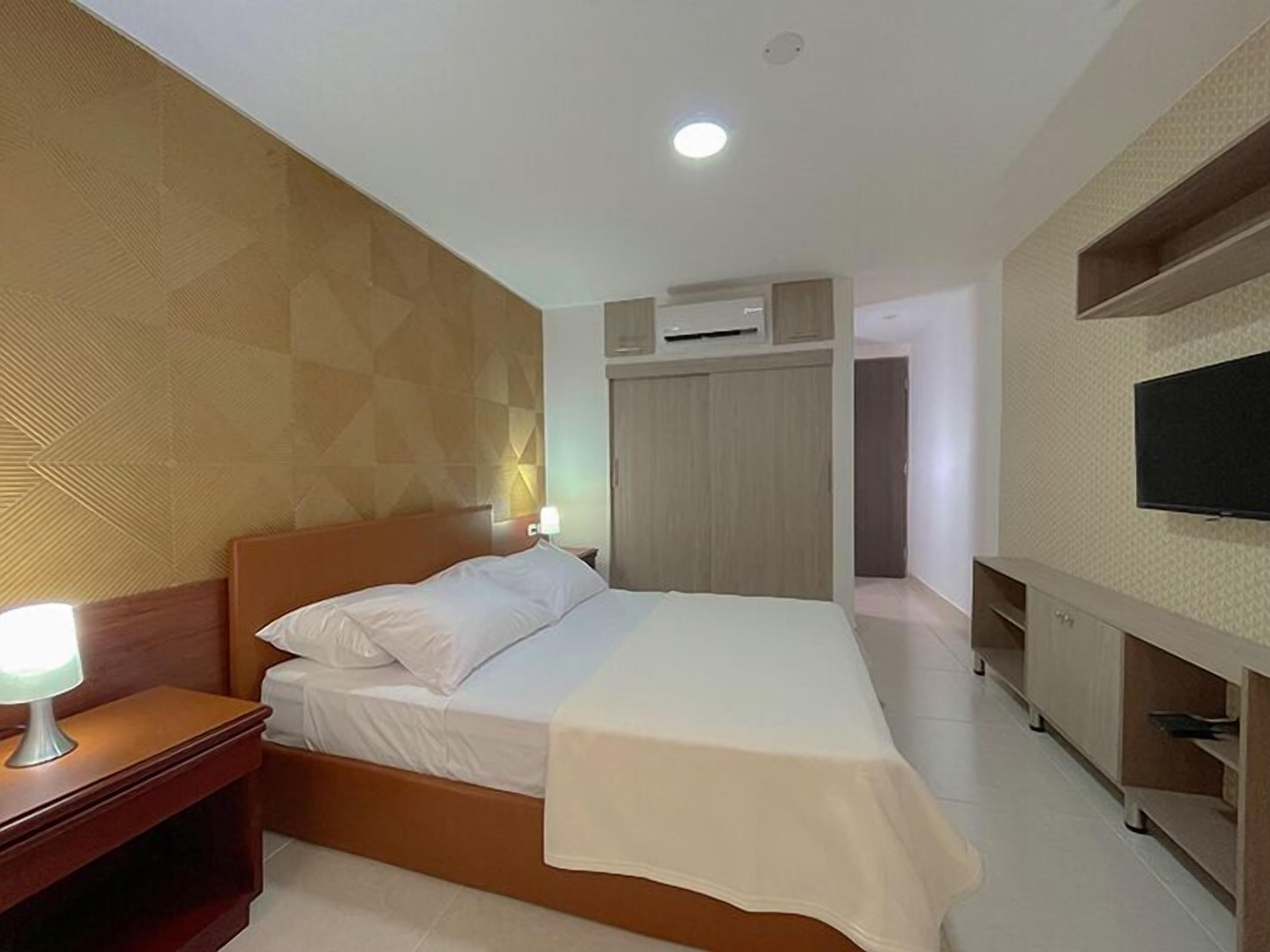 Minibar, free WiFi, bed sheets