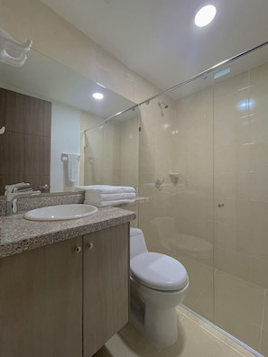 Standard Double Room | Bathroom | Shower, free toiletries, towels - Hotel Prado 72 INN (Barranquilla)