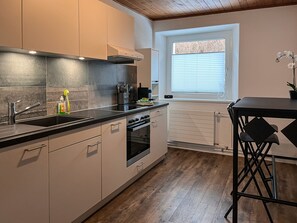 Fridge, oven, stovetop, dishwasher - Beautiful, sunny ground floor apartment with 3 rooms and garden (Poschiavo)