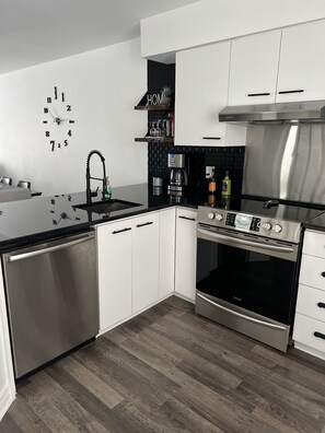 Réfrigérateur, four à micro-ondes, un four, surface de cuisson