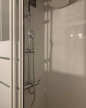 Douche, serviettes fournies, savon, shampoing