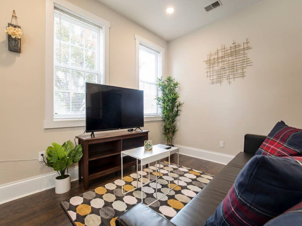 Spacious 3BR House w/ Backyard in NULU CozySuites