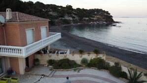 A coastal house with a balcony overlooking a beach. - Beach house (La Seyne-sur-Mer)