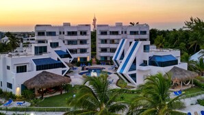 Un complexe hôtelier doté d’une architecture moderne, d’une piscine centrale et offrant une vue imprenable sur le coucher de soleil.