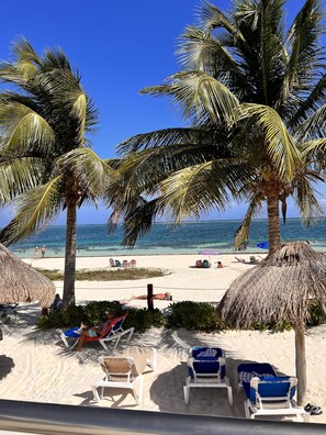 Nær stranden, solsenger og strandhåndklær