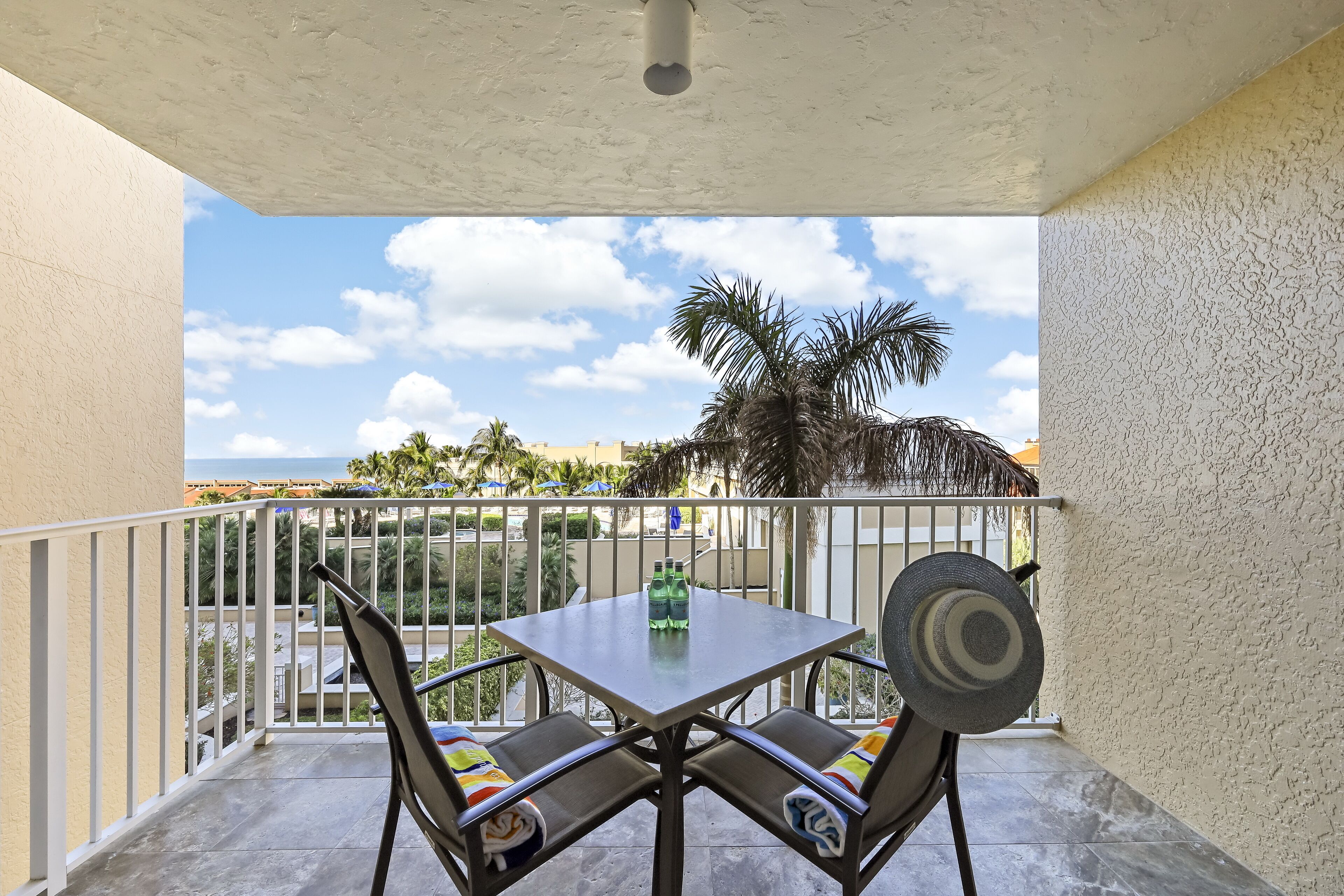 Elaborate beachfront condo in w/ rooftop pool/spa