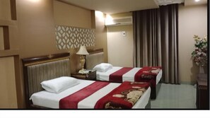 Deluxe Double Room | Iron/ironing board, free WiFi, bed sheets - Shelton Hotel (Gujranwala)