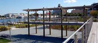 One block to the beach! 5 Rose Garden