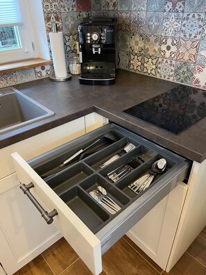 Køleskab, mikrobølgeovn, ovn, kogeplade