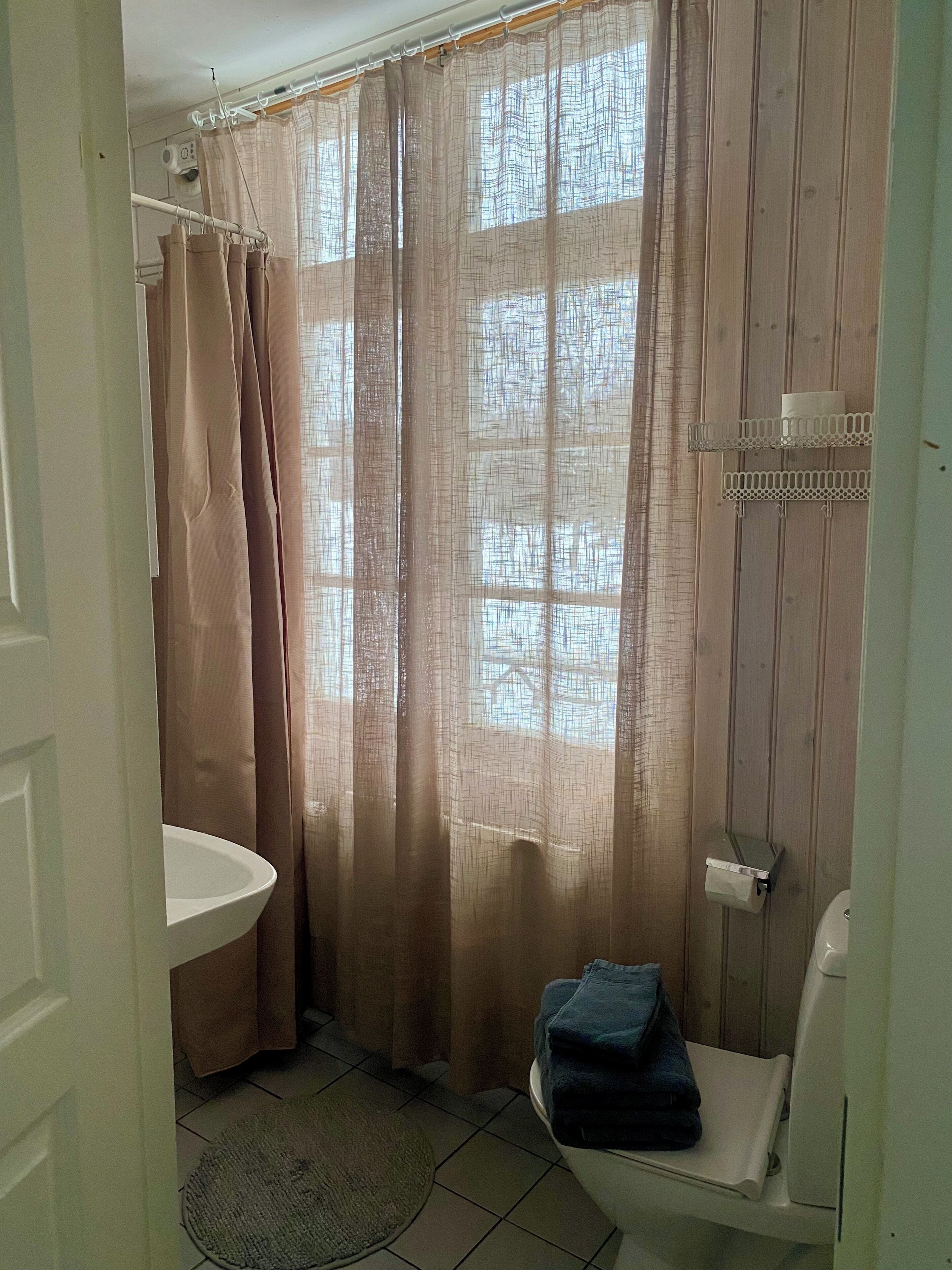 Dobbeltrom – comfort, 1 queensize-seng | Bad | Dusj, hårføner, håndklær og såpe
