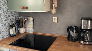 KĂŒhlschrank, Mikrowelle, Herdplatte, Wasserkocher mit Kaffee-/Teezubehör