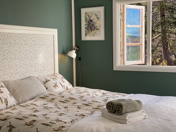 2 bedrooms, in-room safe, bed sheets