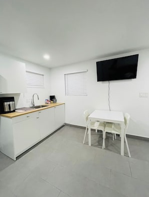 Geladeira, micro-ondas, cooktop, cafeteira/chaleira