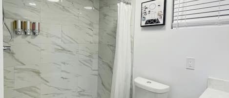 Secador de cabelo, toalhas de banho, sabonete, papel higiênico