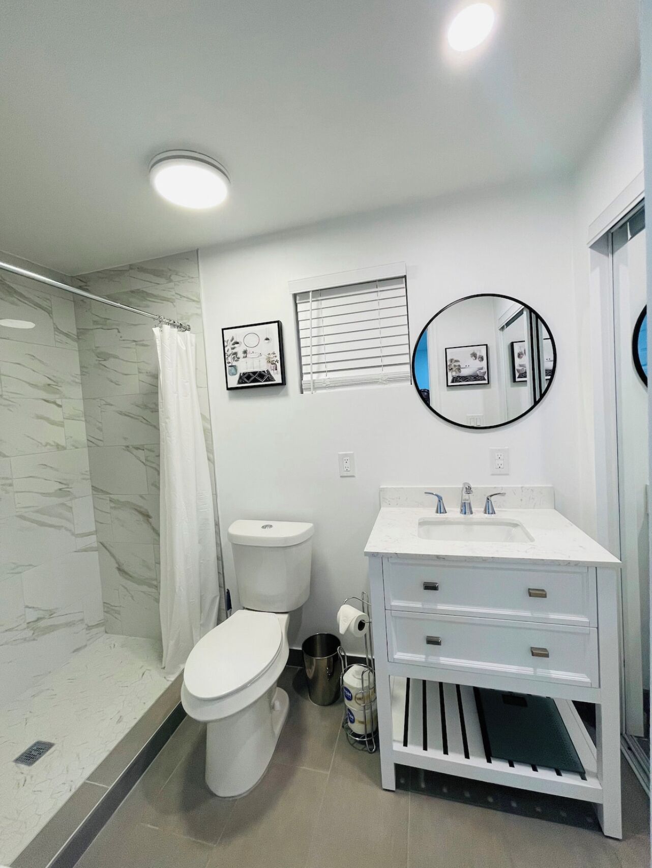 Une salle de bain comprenant des toilettes, un lavabo et une douche.