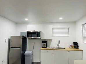 Geladeira, micro-ondas, cooktop, cafeteira/chaleira