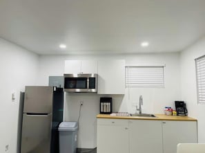 Geladeira, micro-ondas, cooktop, cafeteira/chaleira