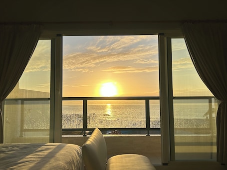Deluxe Double Room, 1 Bedroom, Bay View | Desk, laptop workspace, blackout drapes, soundproofing