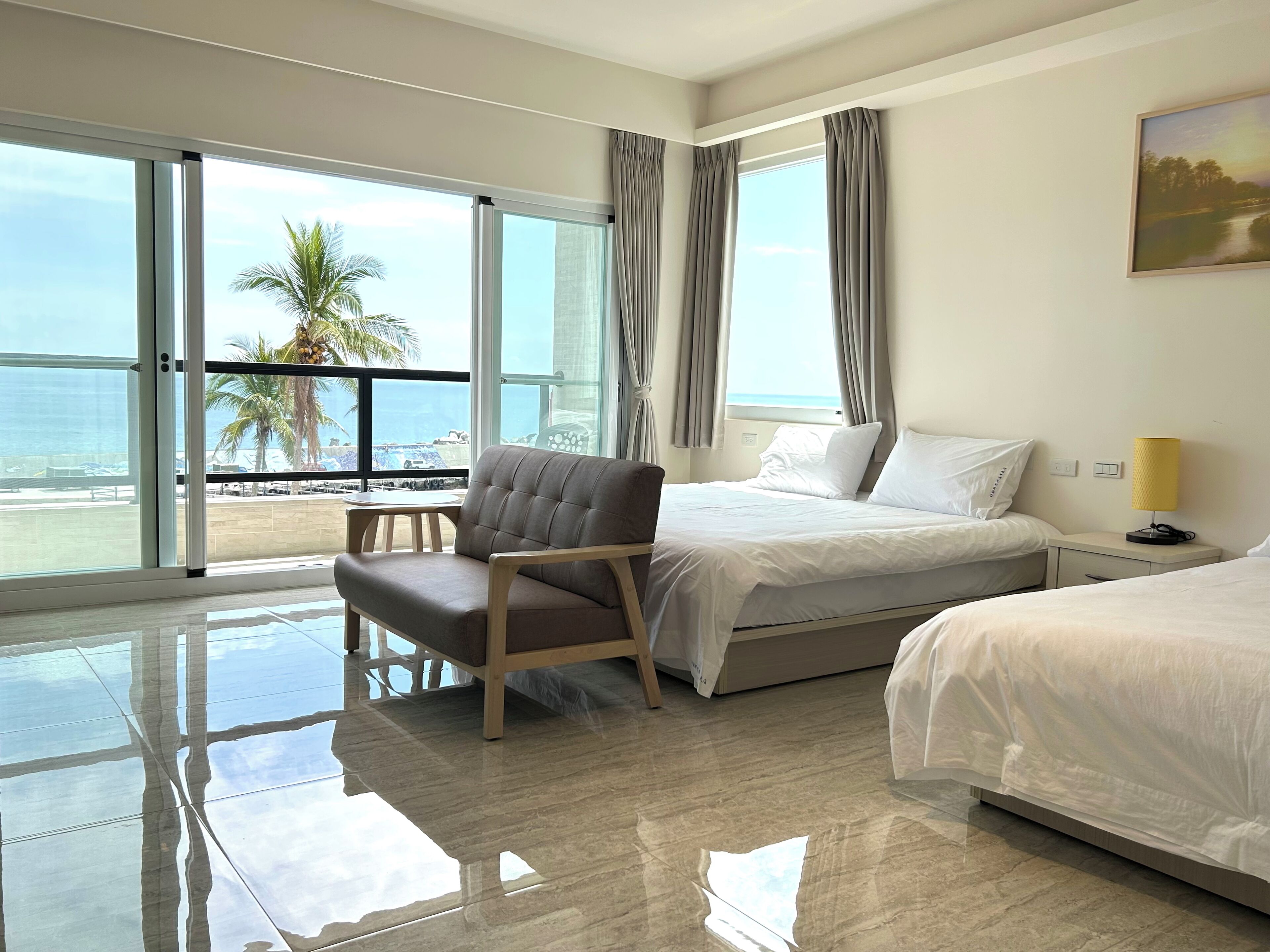 Deluxe-værelse til 4 personer - flere senge - havudsigt | Skrivebord, arbejdsområde til bærbare computere, mørklægningsgardiner